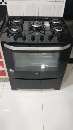 Vendo esse fogão de mesa de vidro 5 bocas Eletrolux semi novo nunca foi usado o forno .