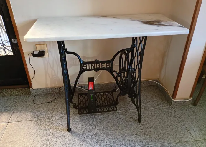 Pé de máquina Singer com tampo de mármore