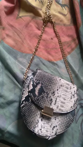 Vendo ser bolsa elegante para sair ,para da um charme no look!
