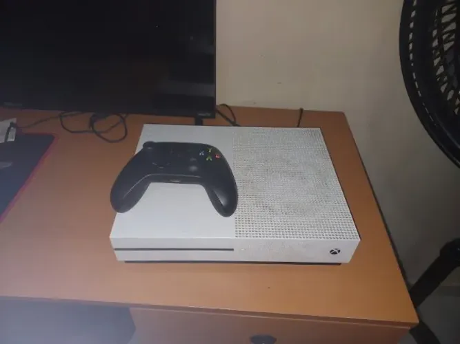 Xbox One S 1TB completo com caixa e controle - ótimo estado