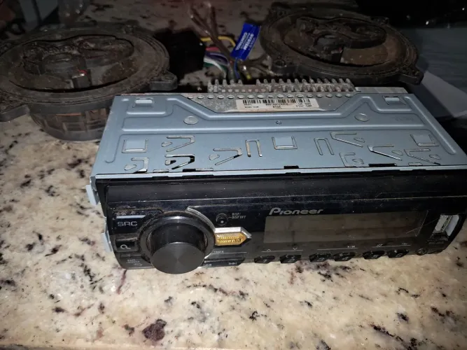 Vendo auto rádio pionner e par de alto falante porta bravox