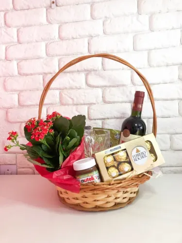 Cesta com Vinho, Croissants, Petiscos e Chocolates - Fazemos Entregas