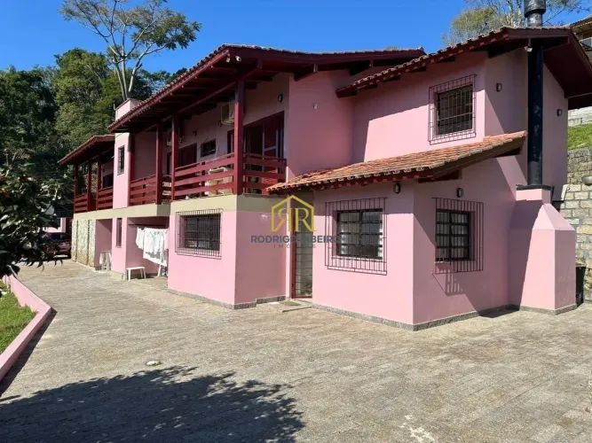 Casa de 328m² com terreno espaçoso de 1.500m²