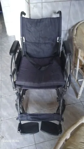 Cadeira de rodas semi nova