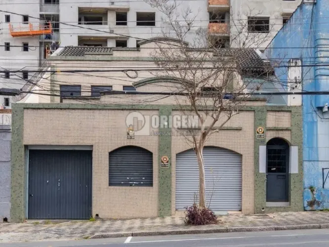 Loja com 263m2 sendo salão principal com 100m2 e 6 vagas.