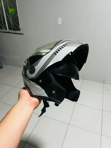 Capacete articulado