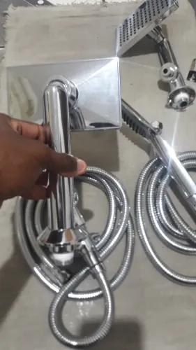 Chuveiro muito lindo de metal que combina com qualquer decoração marca Deca 700$ Cada 1