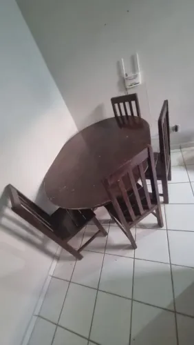 Mesa de madeira com 4 cadeiras marcas de uso medindo 1,48 x 1,15 x 0,79 altura ((ENTREGO))