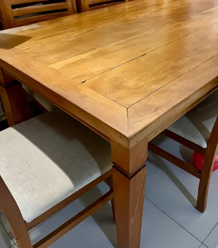 Mesa em madeira nobre