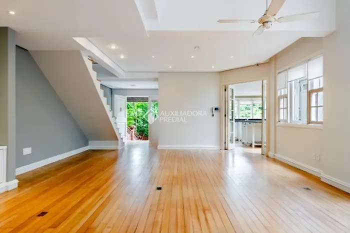 Casa semimobiliada com 309 m² de área privativa, projetada para oferecer conforto, funcion