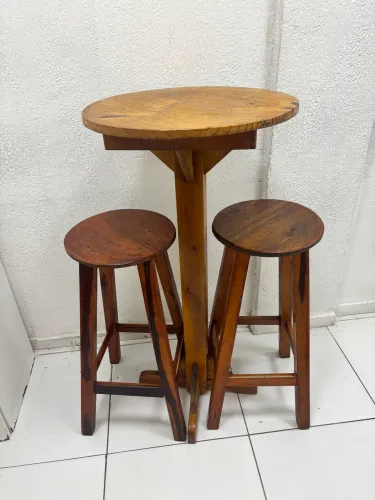 Mesa de madeira com com bancos