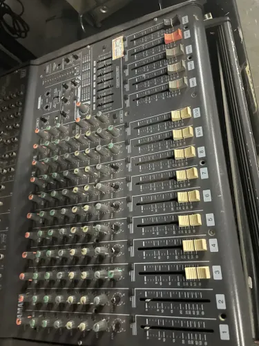 MESA DE SOM YAMAHA EMX 2000