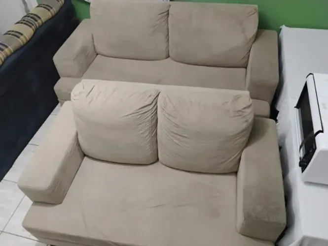 Conjunto 2 sofás 2 lugares estrutura de madeira, com tecido suedy