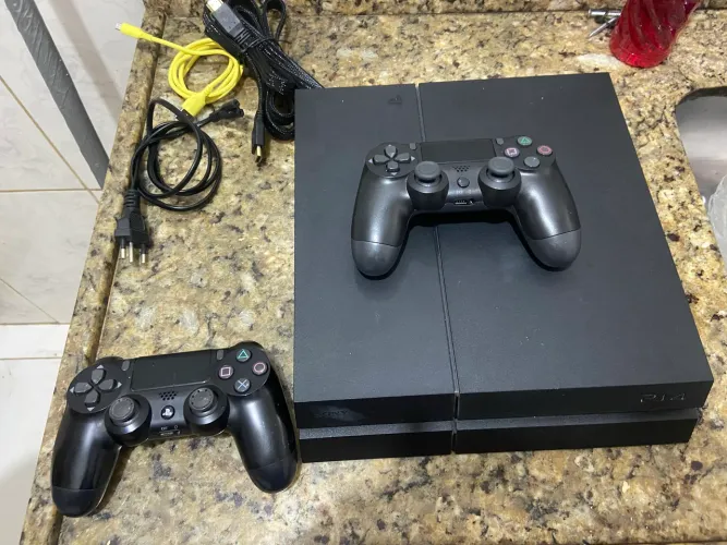 PS4 com 2 controles