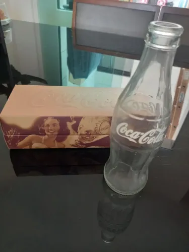 Caixa e garrafas Coca-Cola 