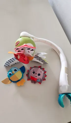 Brinquedo giratório musical Tiny Love para carrinho e berço