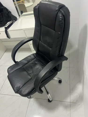 Cadeira Presidente Giratória Preta com Base Cromada