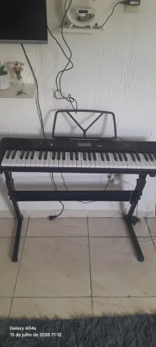TECLADO MUSICAL SEMI-NOVO