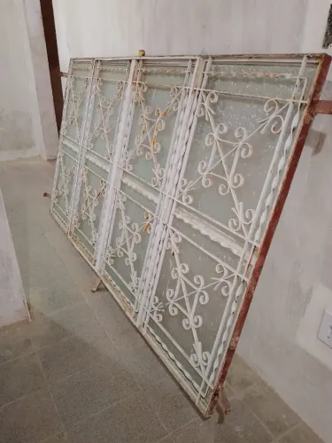 UM (1) JANELÃO MEDINDO 2,04M X 1,12M DE FERRO COMPLETO COM VIDROS.