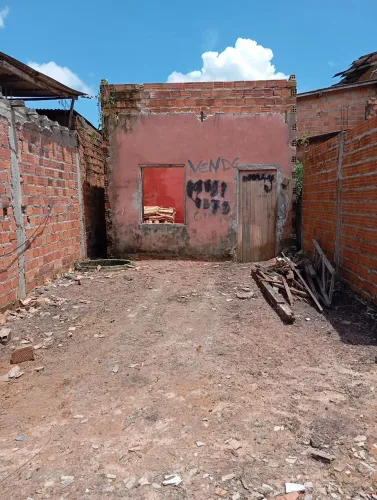 Vende-se um terreno medindo 5x13 na rua da bica. 