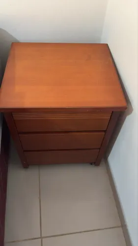 CRIADO DE MADEIRA 