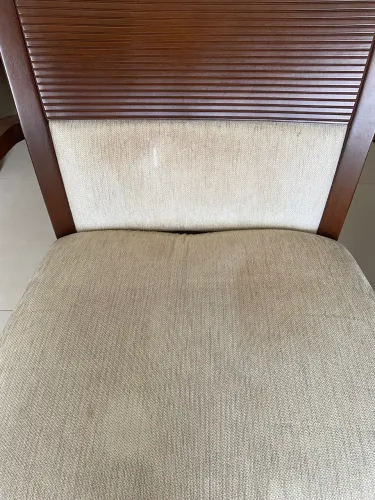 Vendo cadeiras em madeira maciça.
