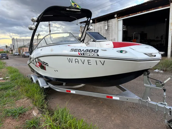 Jet boat sea doo Wake 210