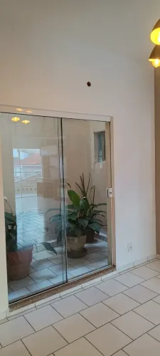 Vendo apartamento no Centro de Navegantes, de 2 quartos, semi-mobiliado