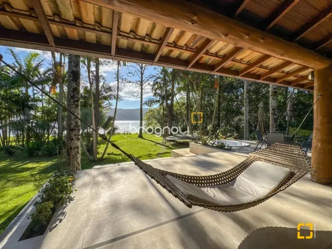 Casa a Venda na Beira da Lagoa da Conceição em Florianópolis - Praia Mole