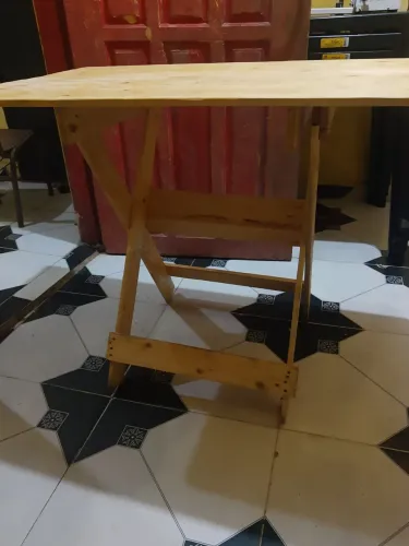 Mesa dobrável de madeira