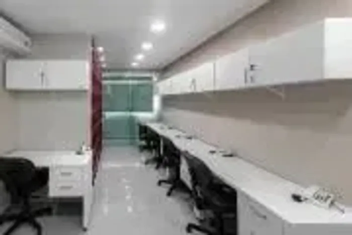 O imóvel no bairro Umarizal tem 26 metros quadrados,possui depósito, além disso alarme de