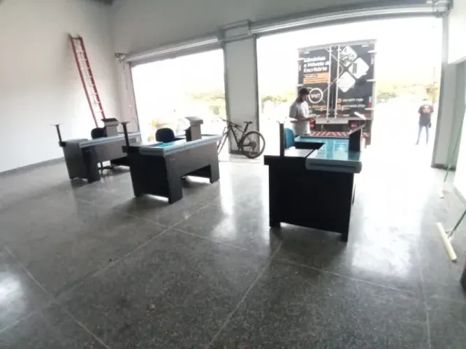 cixa de mercado com gôndolas 