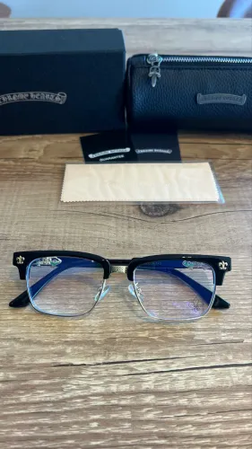 Óculos Chrome Hearts dourado