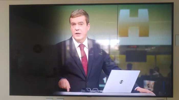 TV 75 polegadas com faixa preta na lateral