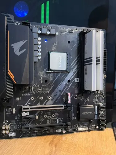 KIT RYZEN 7 5700X3D+B550M AORUS ELITE + 32GB RAM 3200MHZ ASGARD VALKYRIE - PARCELO
