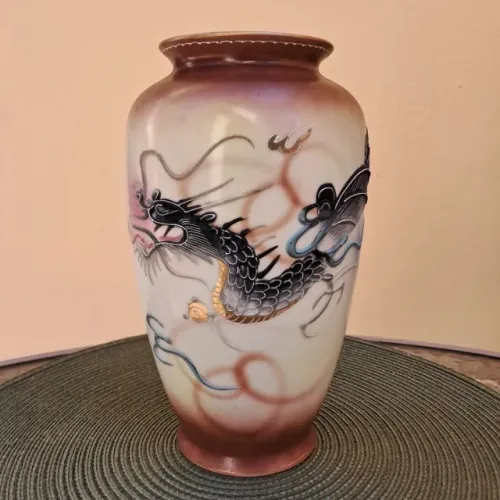 Antigo Vaso Japonês Satsuma em Porcelana com Dragão Imperial em Relevo - 22 cm Altura