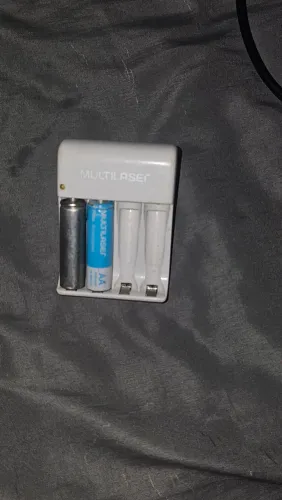 Carregador de Pilhas Multi Bivolt + 2 Pilhas Recarregáveis AA