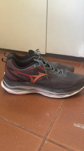 tenis mizuno perfomance cinza e vermeljo