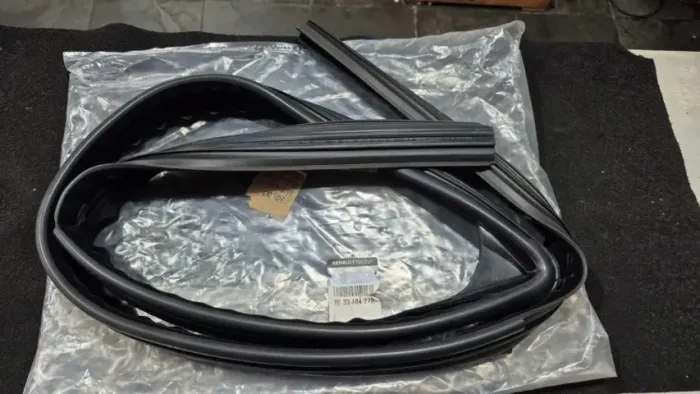Borracha da guarnição do vidro da porta dianteira direita Duster Oroch 2019-2024 Original