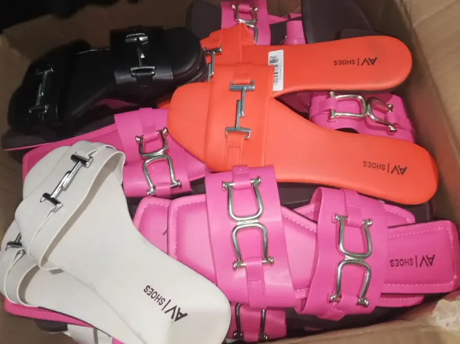 Lote com 12 pares de rasteiras