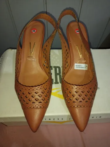 scarpin vizzano com micro furos salto médio fino marrom 36
