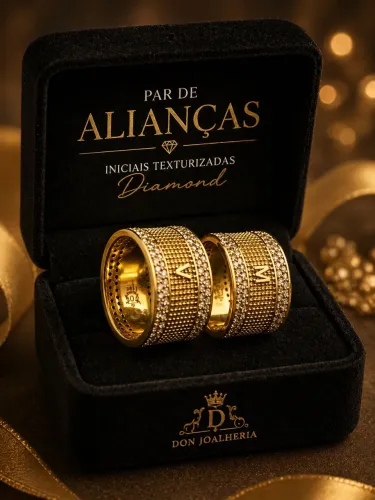 Par de Alianças com Iniciais Texturizadas e Diamantes em Ouro 18K 750