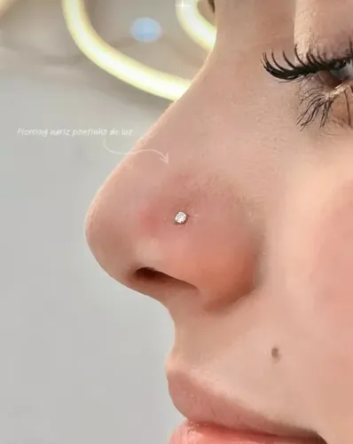 Piercing no nariz pontinho de luz. Brilho sutil, charme absolutooo!