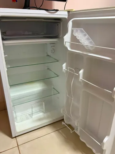 Frigobar MIDEA 93 litros bem conservado.