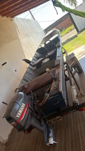 Vendo barco com motor 25 comando a distância cel *