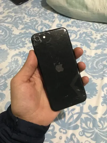 iPhone SE 2020 - com detalhes 