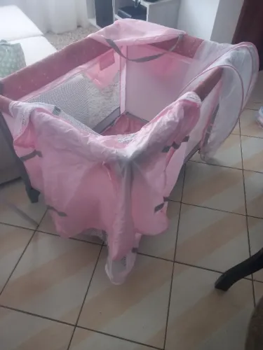 Berço portátil rosa