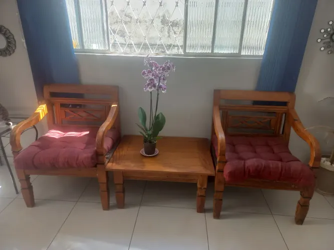 Vende esse conjunto de madeira em perfeito estado.