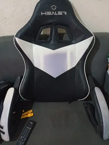 Cadeira Gamer com parte das rodinhas faltando 