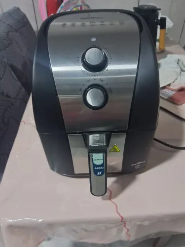 Vende se uma Air fryer nova pouco usado valor 250 informações * e *